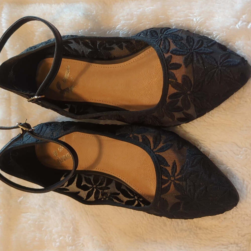 Report Woman's Black Lace Floral dress shoes Size 6